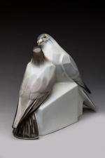 Limoges
« Deux colombes »
Veilleuse en porcelaine polychrome. Fêle. Marquée. H....