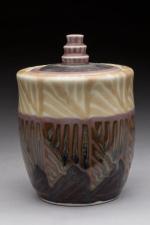 Camille Tharaud
Pot couvert en porcelaine polychrome à décor géométrique stylisé....