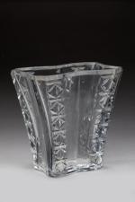 Baccarat
Vase de forme conique en cristal à décor ciselé de...