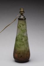 Gallé 
Vase de forme conique en verre gravé à l'acide...