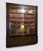 André Sornay (1902-2000)
Grande bibliothèque en chêne clouté à deux couleurs...