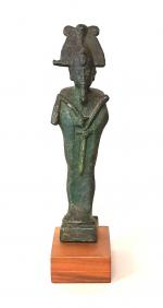 Statuette d'Osiris debout, momiforme, les bras tenant le flagellum et...