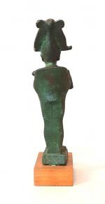 Statuette d'Osiris debout, momiforme, les bras tenant le flagellum et...