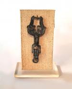 Petite amulette en bronze sur socle en plexiglas. H: 8...