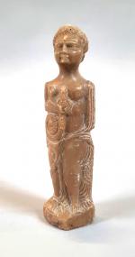 Statuette représentant la déesse Hygia.
Elle est coiffée d'un chignon, elle...
