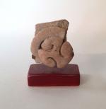 Un fragment de vase avec glyphe (H: 5 cm) et...