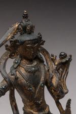 Statuette en bronze anciennement laqué et doré, représentant Manjusri assis...