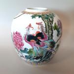 CHINE Vase boule à décor de phénix sur un fond...