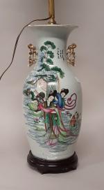 CHINE Vase en porcelaine de forme balustre à décor de...