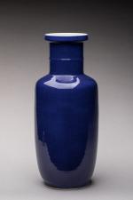Vase rouleau en porcelaine émaillée bleu saphir. Marque au double...