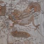 MANTEAU en soie blanche à décor brodé de deux dragons....