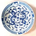 Grand PLAT en porcelaine à décor bleu de deux dragons...
