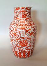 Vase en porcelaine de forme balustre à motif de feuillages....