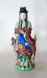 Statuette en porcelaine famille rose, représentant Guanyin sur un lotus....