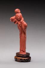 Statuette en corail rouge, représentant une jeune femme tenant une...