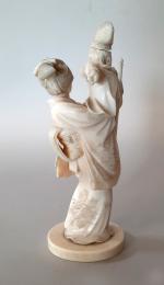 Okimono en ivoire, représentant une montreuse de marionnette. 
Japon, vers...