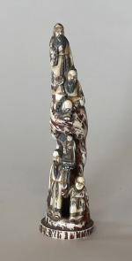 Okimono en ivoire polychrome, représentant des personnages sur un pic...