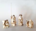 Ensemble de quatre netsuke en ivoire, représentant un Bouddhaï, Jurojin,...