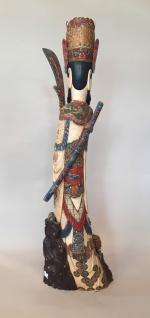 Okimono en ivoire polychrome, représentant un guerrier, des pivoines à...