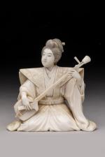 Okimono en ivoire, représentant une joueuse de shamisen. 
Japon, vers...