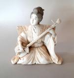 Okimono en ivoire, représentant une joueuse de shamisen. 
Japon, vers...
