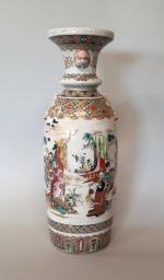 Vase en grès émaillé Satsuma de forme balustre à décor...
