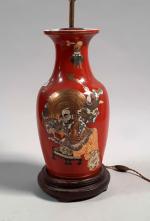 JAPON, un VASE en porcelaine monté en lampe, décor de...