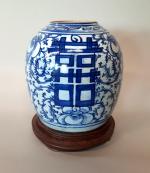 POT en porcelaine blanc-bleu sur socle en bois. 
VIETNAM, XIXème...