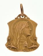 PENDENTIF " Médaille" en or jaune 750/°° chiffrée et datée....