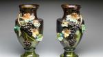 Paire de vases de forme balustre en céramique à décor...