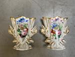 Deux VASES en porcelaine de Paris à décor floral. Vers...