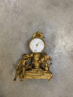 Une petite PENDULE en bronze doré.
Style Louis XVI.
H 24 cm