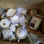 Ensemble de vaisselle dépareillée comprenant théières en  porcelaine, tasses,...