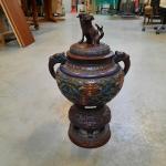 Vase BRÛLE-PARFUM en bronze et émaux cloisonnés avec deux anses,...