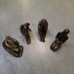 Quatre petites SCULPTURES en bronze. "Femmes allongées". 
H : 15cm...