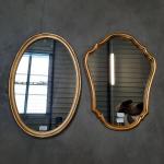 Un lot comprenant deux miroirs à cadres en bois doré....