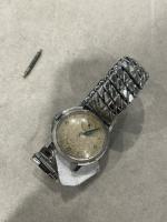 Une montre en acier pour dame, bracelet elastoflex. Lot vendu...