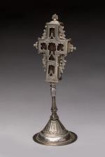 Belle CROIX orthodoxe en métal ajouré et bois, à décor...