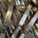 LOT D'ARGENTERIE comprenant petites cuillères, cuillères, fourchettes, pince et couteaux...