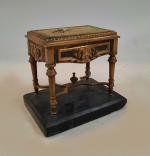 Petite BOITE en forme de table à jeu en bronze...