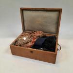 Boîte en bois contenant des tissus divers, dentelles, pochettes...