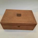 Boîte en bois contenant des tissus divers, dentelles, pochettes...