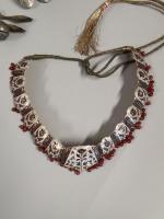 Ensemble de bijoux ethniques en métal argentifère comprenant trois colliers...
