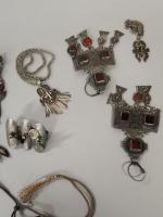 Ensemble de bijoux ethniques en métal argentifère comprenant trois colliers...