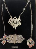 TUNISIE - ensemble comprenant  un collier, deux pendentifs et...
