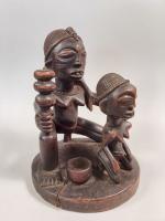 STATUE en bois, H:35 et D:28cm. De style Luba, Congo....