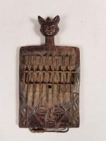 SANZA xylophone en métal et bois à décor de visages....