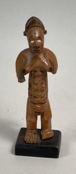 CONGO. Statuette Bembé en bois à patine miel avec rehauts...
