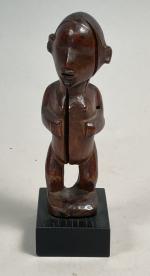 CONGO. Statuette Bembé en bois à patine brune luisante avec...