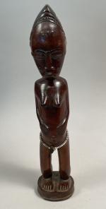 CÔTE d'IVOIRE. Statuette Baoulé en bois à patine brune, ornementation...